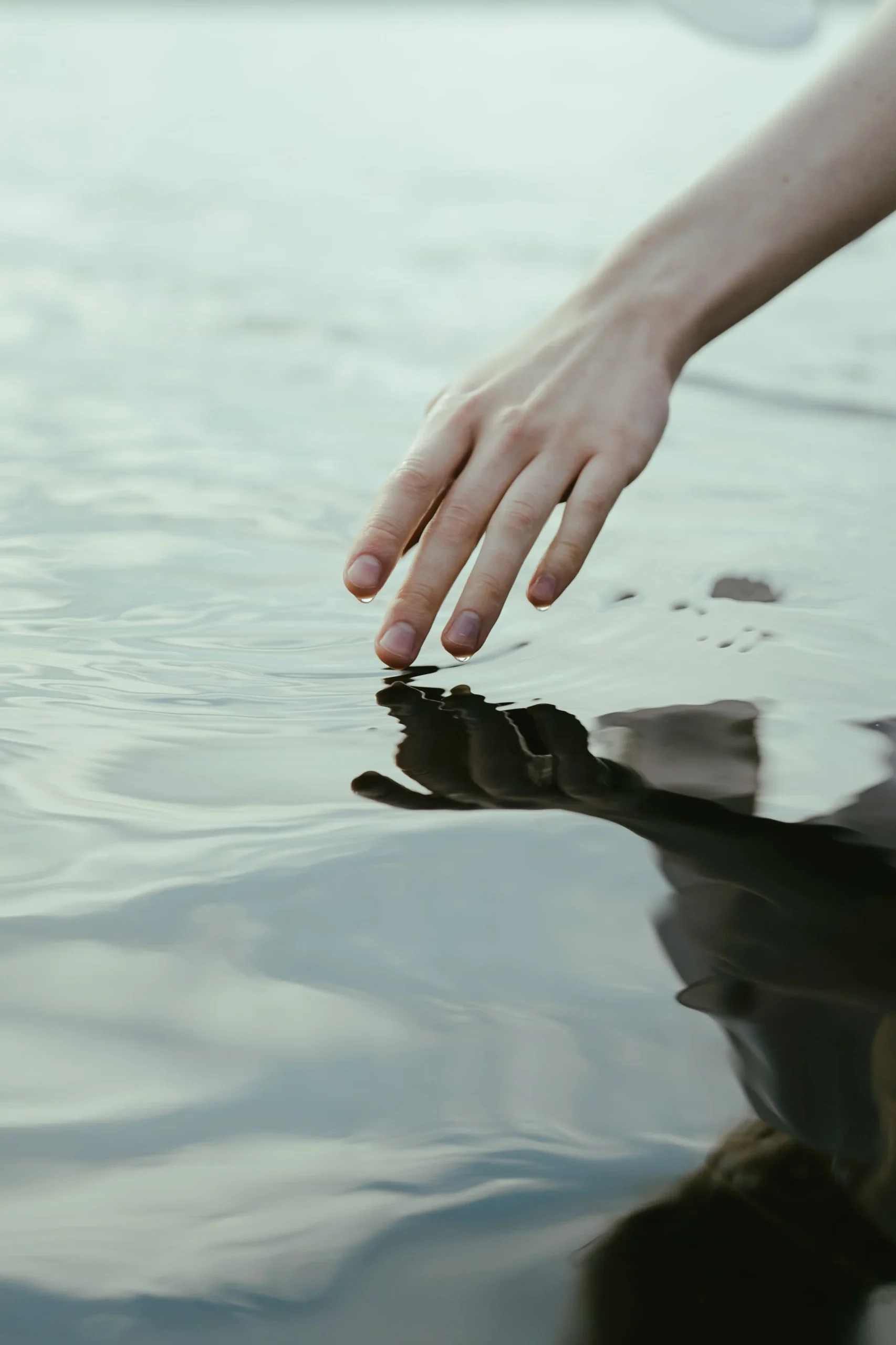 Mano tocando agua